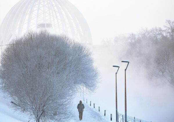 En los Urales, las heladas de 40 °C de principios de invierno fueron sustituidas por un deshielo, al que siguieron unas nevadas anormales.   En la foto: el terraplén del río Iset en Ekaterimburgo. - Sputnik Mundo