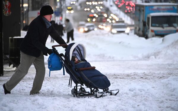 En la región de Moscú, las fuertes heladas fueron seguidas de fuertes deshielos e intensas nevadas, lo que provocó hielos en las carreteras y fallos masivos en los sistemas de servicios públicos. - Sputnik Mundo