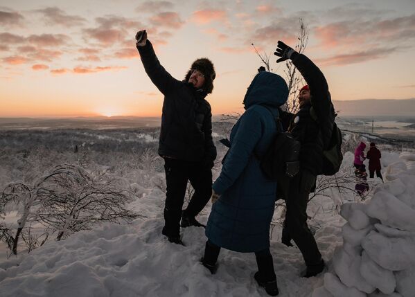 Los habitantes de Múrmansk observan el sol tras una larga noche polar, que en estas latitudes comienza en los primeros días de diciembre y termina a mediados de enero. - Sputnik Mundo