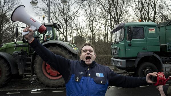 Un agricultor canta eslóganes durante una protesta en Berlín, Alemania, el 15 de enero de 2024  - Sputnik Mundo