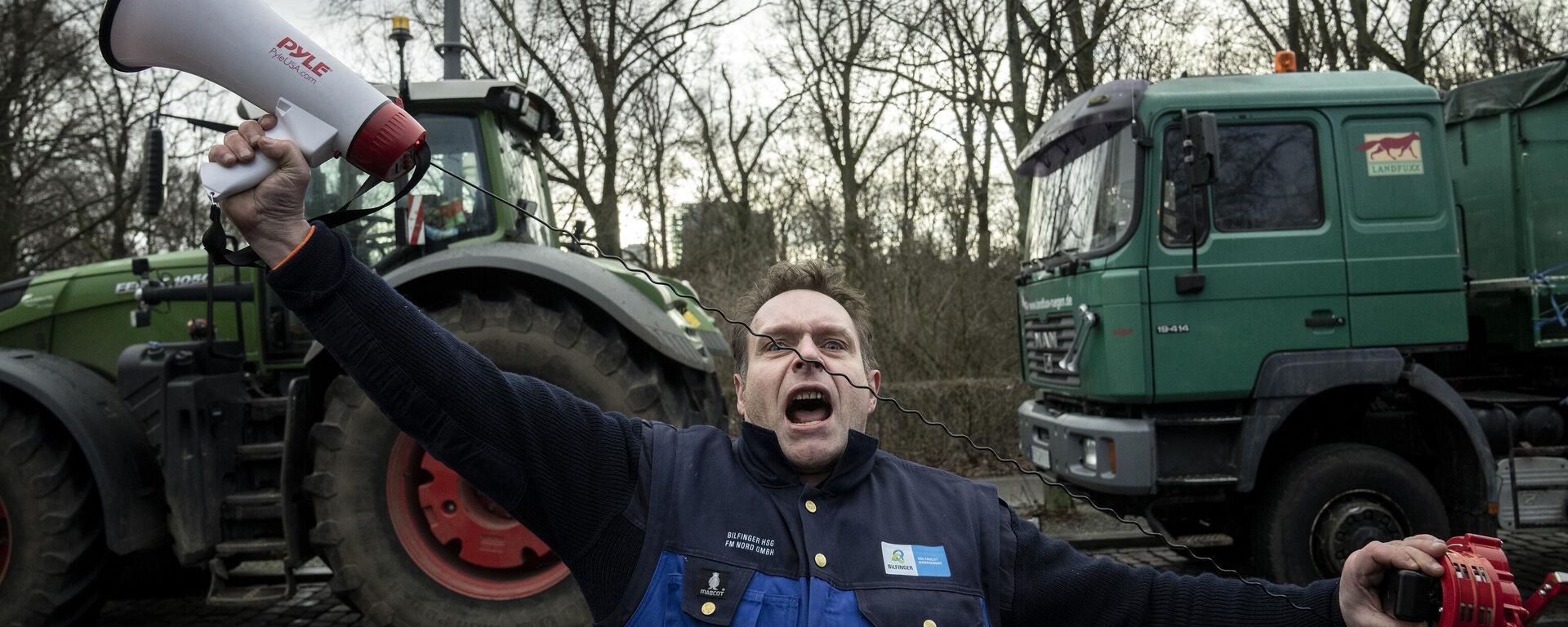 Un agricultor canta eslóganes durante una protesta en Berlín, Alemania, el 15 de enero de 2024  - Sputnik Mundo, 1920, 27.01.2024