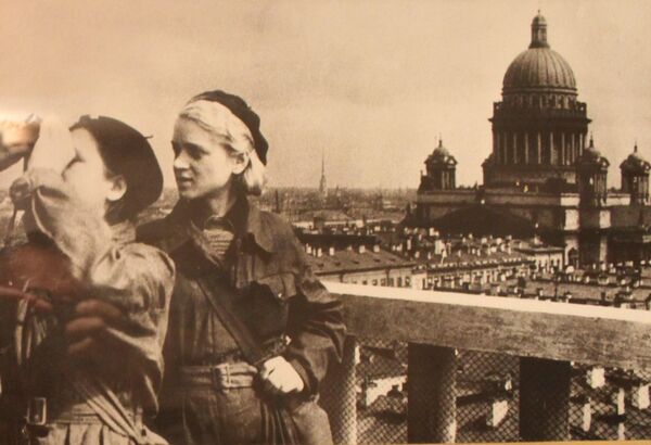 Exactamente hace 80 años, el 27 de enero de 1944, terminó el cerco de la ciudad de Leningrado, que duró 872 días.En la foto: combatientes de defensa aérea en Leningrado asediado. - Sputnik Mundo