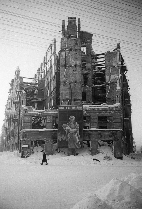 Leningrado es la única ciudad de la historia que fue capaz de resistir casi 900 días de cerco.En la foto: un edificio destruido en la ciudad bloqueada. - Sputnik Mundo