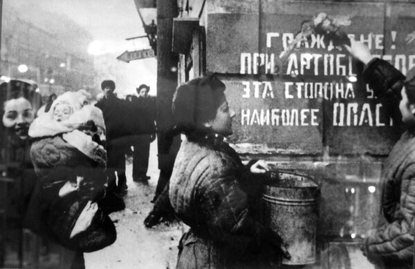 En la mañana del 14 de enero de 1944 comenzó la operación ofensiva soviética &#x27;Trueno de enero&#x27;. El 17 de enero el Ejército Rojo rompió la defensa enemiga y el 27 de enero se levantó completamente el bloqueo de Leningrado.En la foto: leningradense en una de las calles de la ciudad tras el levantamiento del bloqueo. - Sputnik Mundo