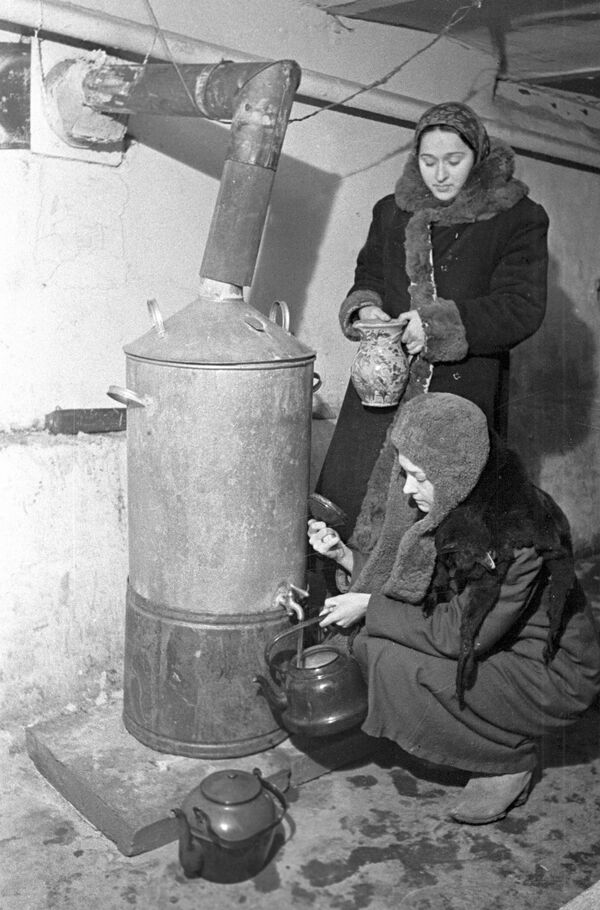 En septiembre de 1941, la población de Leningrado con sus suburbios era de unos 2,9 millones de habitantes. El sitio, según diversas estimaciones, se cobró la vida de entre 600.000 y 1,5 millones de personas.En la foto: los leningradense reciben agua caliente en el sótano de un edificio. - Sputnik Mundo