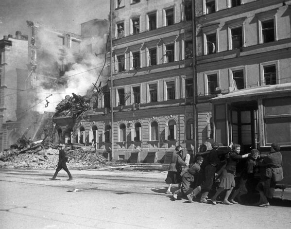 El cerco del bloqueo fue cerrado alrededor de Leningrado el 8 de septiembre de 1941, el 79.º día de la Gran Guerra Patria.En la foto: una calle de Leningrado tras un ataque aéreo nazi. - Sputnik Mundo