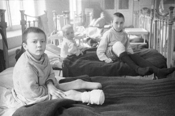 Cuando se agotaron los víveres, la gente empezó a comer cola de empapelar, cinturones de cuero y botas.En la foto: niños en un hospital de Leningrado. - Sputnik Mundo