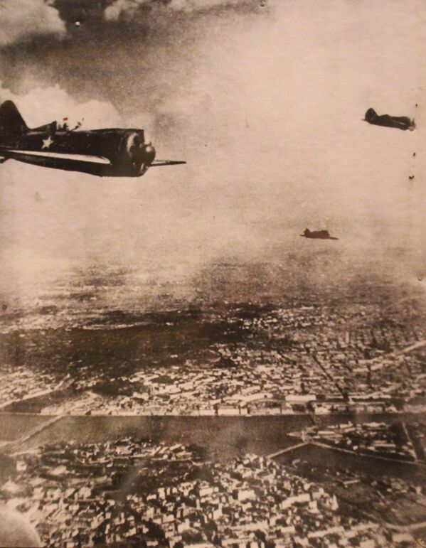 El 12 de septiembre de 1941 se inauguró el Camino de la Vida, tendido sobre el hielo del lago Ládoga, la única carretera de comunicación entre la ciudad sitiada y el país.En la foto: un avión de combate soviético I-16 en el puente aéreo de Leningrado. - Sputnik Mundo