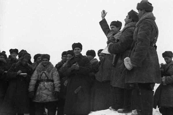 Las tropas soviéticas intentaron repetidamente romper el cerco del bloqueo, pero no lo consiguieron hasta enero de 1943.En la foto: el encuentro de tropas de los frentes de Leningrado y Vóljov tras romper el bloqueo. - Sputnik Mundo