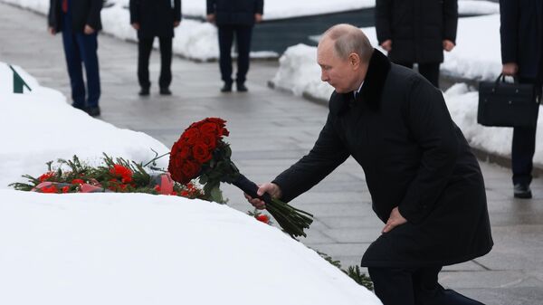 Vladímir Putin, presidente ruso, deposita flores en el monumento a la Madre Patria, el 27 de enero de 2024 - Sputnik Mundo