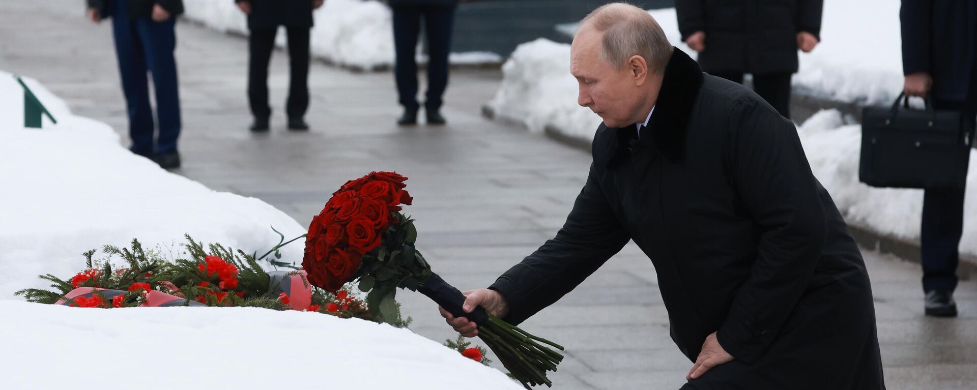 Vladímir Putin, presidente ruso, deposita flores en el monumento a la Madre Patria, el 27 de enero de 2024 - Sputnik Mundo, 1920, 27.01.2024