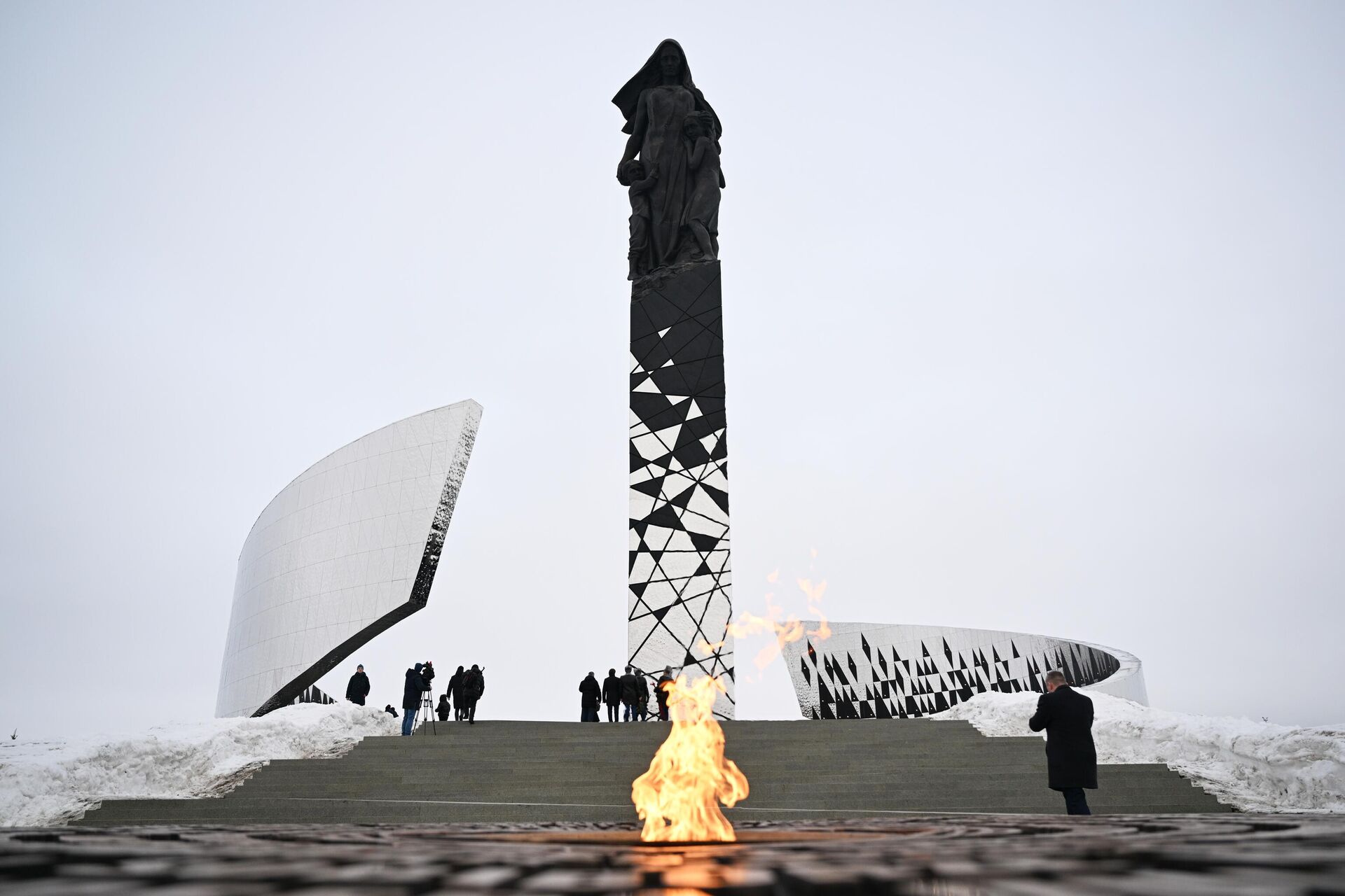 Ceremonia de inauguración del monumento en memoria de los civiles soviéticos víctimas del genocidio nazi durante la Gran Guerra Patria - Sputnik Mundo, 1920, 27.01.2024