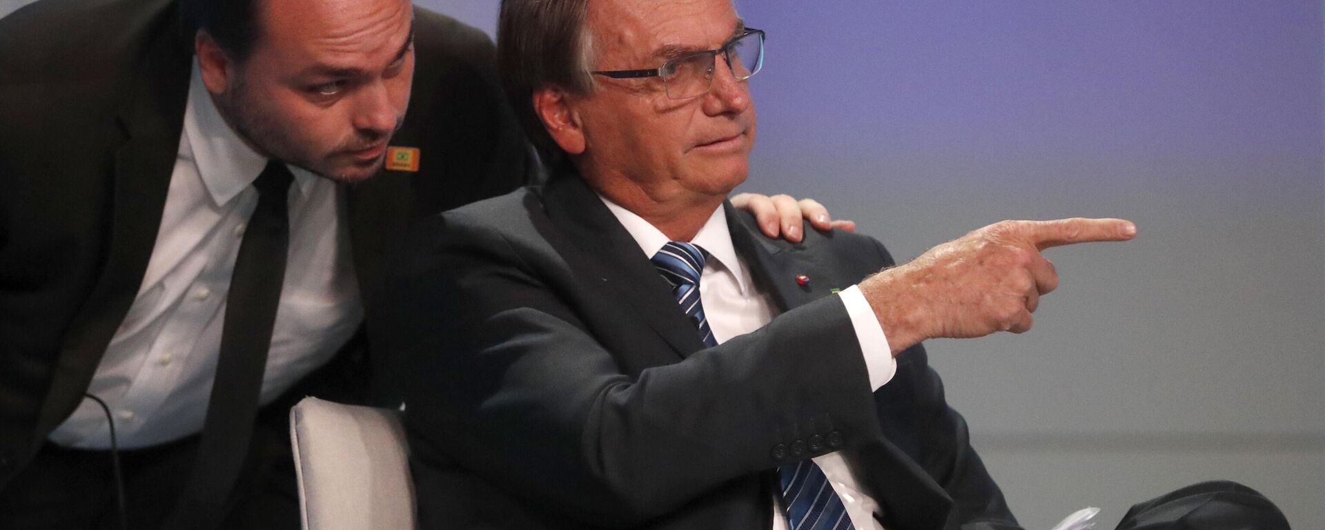 Carlos Bolsonaro, hijo del presidente de Brasil en 2019-2022, Jair Bolsonaro, junto con su padre - Sputnik Mundo, 1920, 29.01.2024