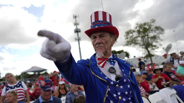 Un hombre se disfraza de Tío Sam en una manifestación en Miami-Dade, 6 de noviembre de 2022 - Sputnik Mundo