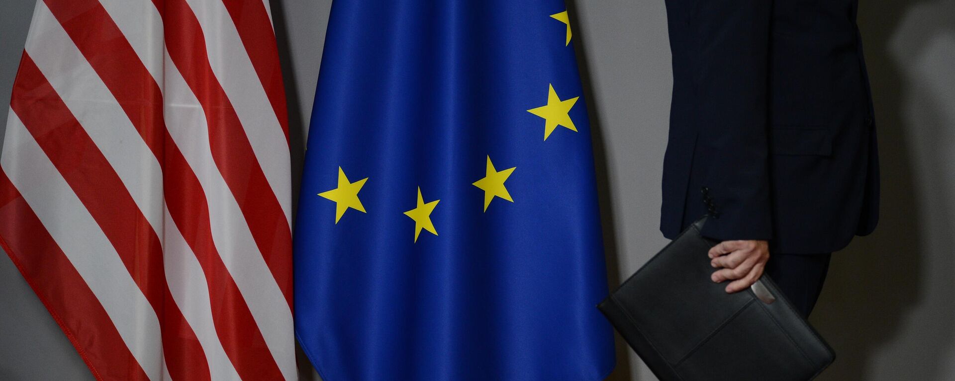 Banderas de Estados Unidos (EEUU) y de la Unión Europea (UE) en Bruselas - Sputnik Mundo, 1920, 30.01.2024