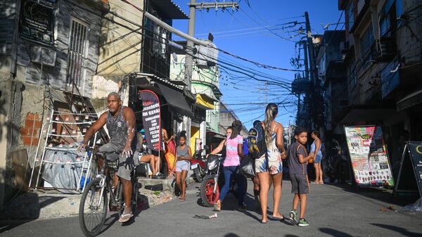 Varias personas caminan por las calles de la favela de Jacarezinho, en Río de Janeiro (Brasil), el 6 de mayo de 2022  - Sputnik Mundo