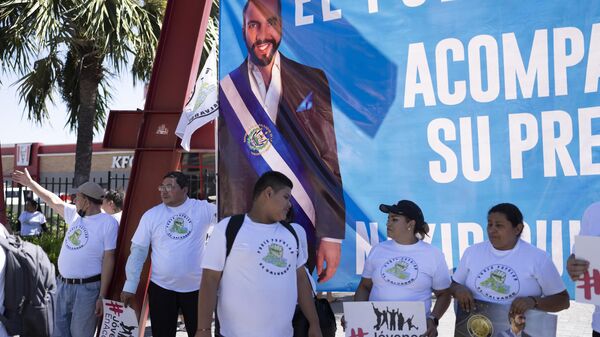 Simpatizantes del presidente de El Salvador, Nayib Bukele, hacen campaña a favor de su reelección frente a un centro comercial en San Salvador, El Salvador, el 31 de enero, 2024 - Sputnik Mundo