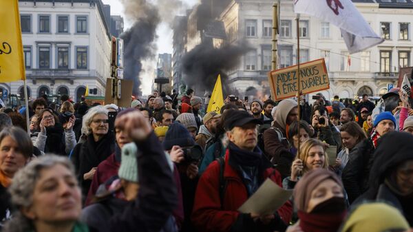 La gente grita consignas durante una protesta de los agricultores fuera del Parlamento Europeo, el 1 de febrero de 2024  - Sputnik Mundo