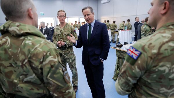 El ministro británico de Asuntos Exteriores, David Cameron, se reúne con tropas británicas que forman parte de la misión de  la OTAN el 4 de enero de 2024. - Sputnik Mundo
