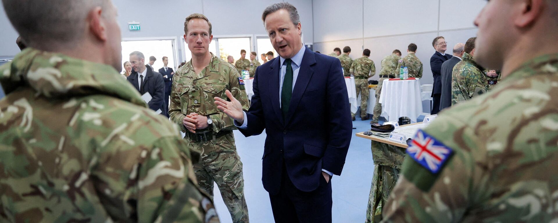 El ministro británico de Asuntos Exteriores, David Cameron, se reúne con tropas británicas que forman parte de la misión de  la OTAN el 4 de enero de 2024. - Sputnik Mundo, 1920, 02.02.2024