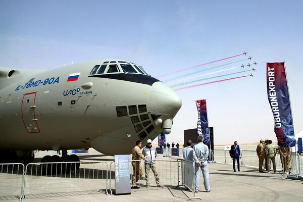 La corporación estatal rusa Rostec presentó más de 100 modelos de equipos y armamentos en Riad.En la foto: el avión de transporte pesado IL-76MD-90A ruso en el WDS. - Sputnik Mundo