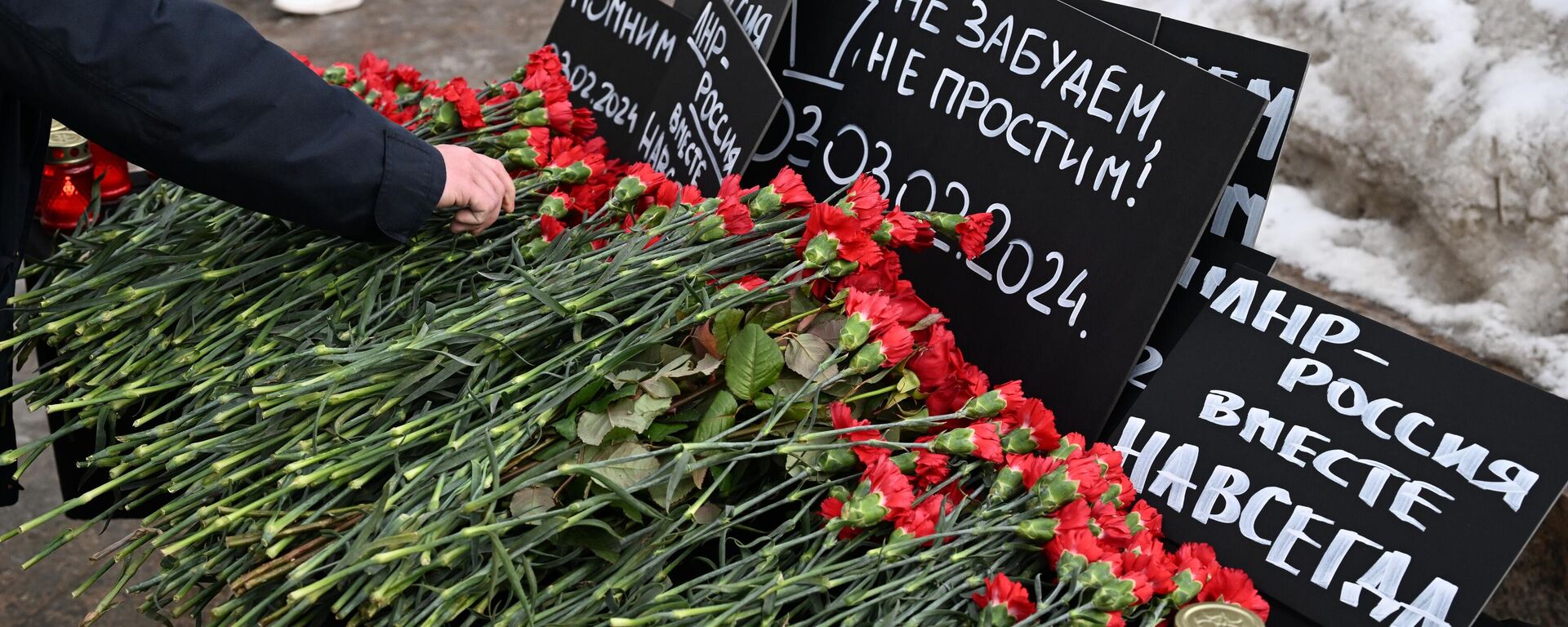 Varias personas llevan flores al lugar del bombardeo ucraniano de una panadería en Lisichansk - Sputnik Mundo, 1920, 07.03.2024