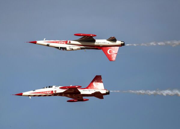 Aviones F-5 del equipo acrobático Turkish Stars actúan en el evento. - Sputnik Mundo