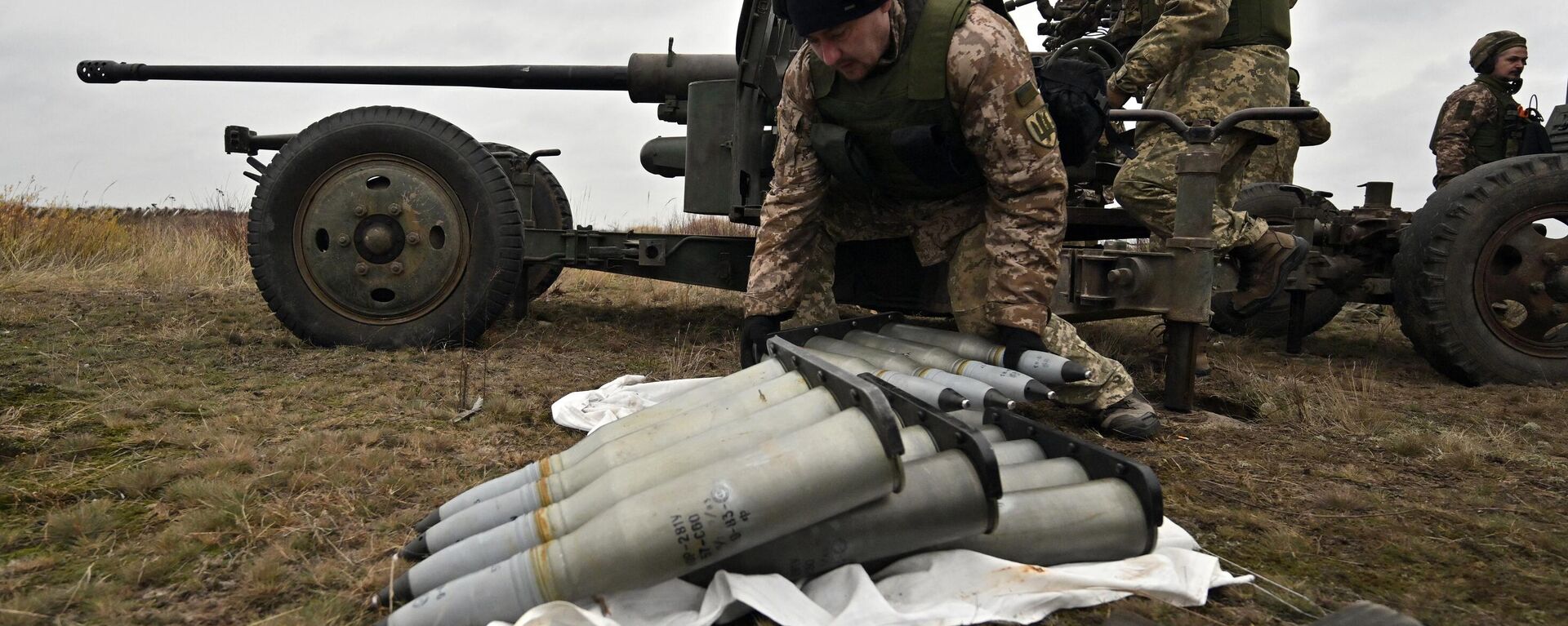 Militares ucranianos preparan munición de artillería el 11 de noviembre de 2023. - Sputnik Mundo, 1920, 08.02.2024