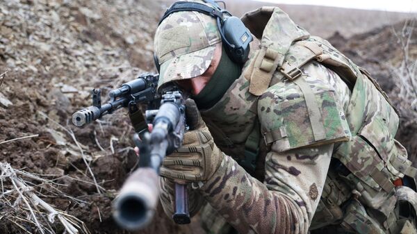 Militares rusos realizan un ejercicio de entrenamiento sobre la cohesión de grupos de ataque en un campo de entrenamiento de la república popular de Donetsk  - Sputnik Mundo