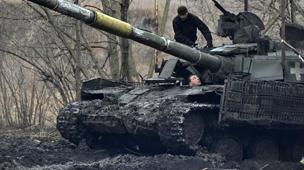 Militares ucranianos revisan su tanque después de un mantenimiento en la región de Donetsk, el 5 de febrero de 2024 - Sputnik Mundo