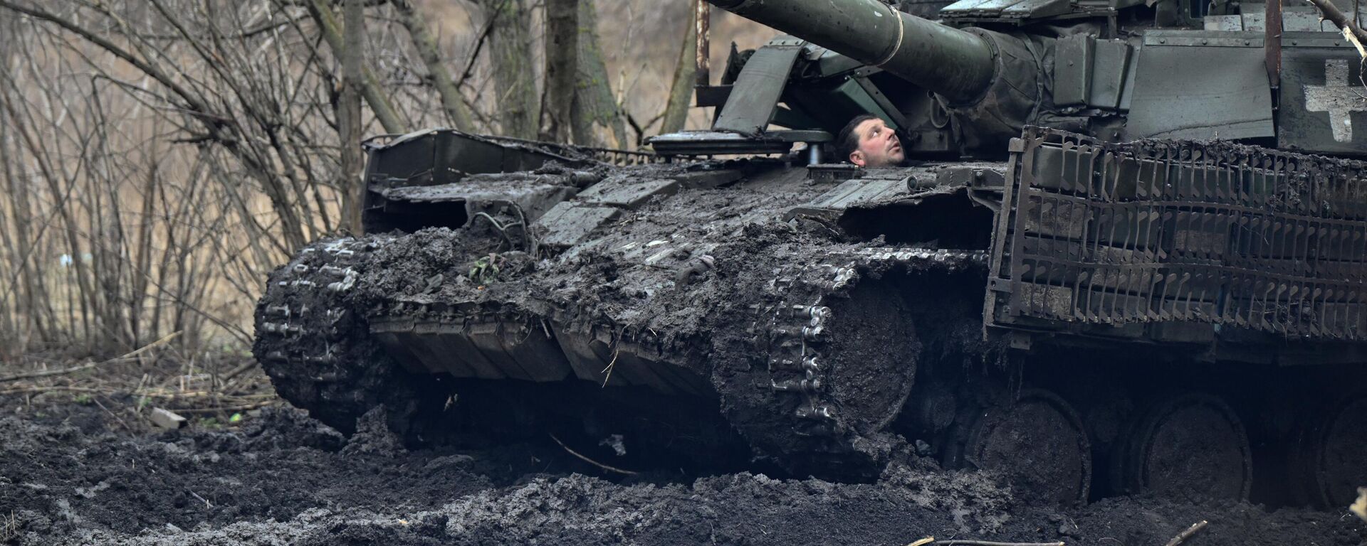 Militares ucranianos revisan su tanque después de un mantenimiento en la región de Donetsk, el 5 de febrero de 2024 - Sputnik Mundo, 1920, 21.05.2024