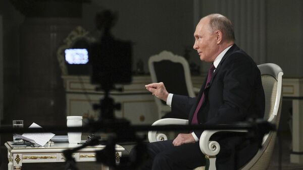 El presidente ruso, Vladímir Putin, durante la entrevista con el periodista estadounidense Tucker Carlson - Sputnik Mundo