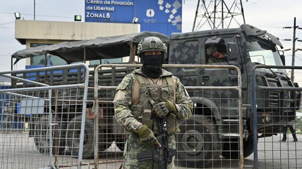 Un soldado monta guardia frente al complejo penitenciario Regional 8 durante una operación en Guayaquil, Ecuador, en enero de 2024 - Sputnik Mundo