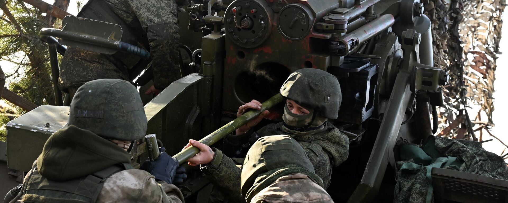 Militares de las Fuerzas Armadas rusas cargando el cañón autopropulsado 2S5 Giatsint-S de 152 mm. - Sputnik Mundo, 1920, 13.02.2024