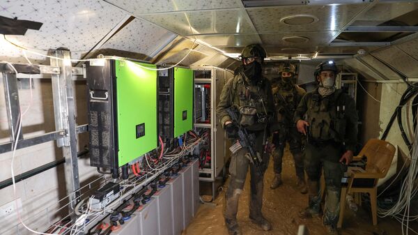 Militares israelíes en un supuesto túnel de Hamás en la Franja de Gaza, bajo la sede de la UNRWA. - Sputnik Mundo