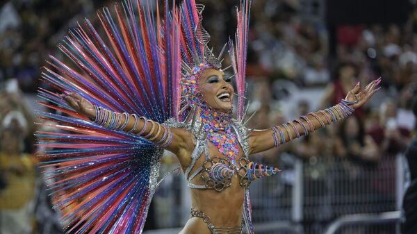 La modelo y presentadora de televisión brasileña Sabrina Sato actúa en el carnaval de Sao Paulo, Brasil. - Sputnik Mundo