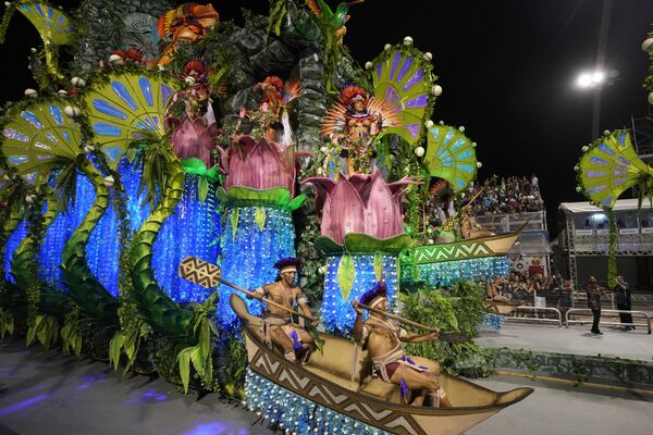 El carnaval brasileño se celebra en fechas diferentes cada año. Oficialmente, comienza el sábado antes de Cuaresma y dura cinco días, hasta el Miércoles de Ceniza. Sin embargo, los actos carnavalescos suelen ir más allá de estas fechas.En la foto: artistas de la escuela de samba Tom Maior durante el desfile en Sao Paulo. - Sputnik Mundo