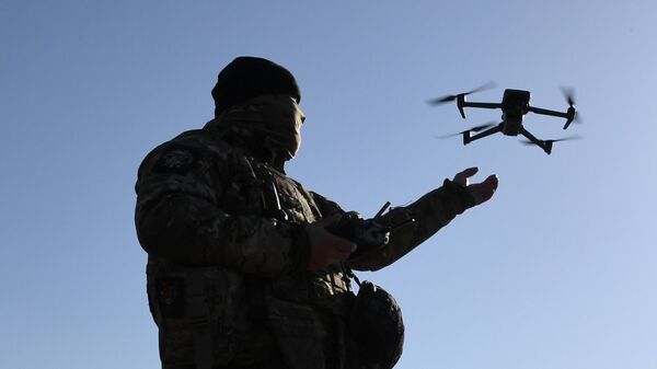 Un militar ruso con un dron - Sputnik Mundo