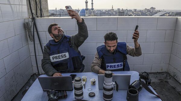 Periodistas palestinos en la ciudad de Rafah  - Sputnik Mundo