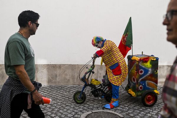 Un participante de la procesión de payasos en Sesimbra, Portugal. - Sputnik Mundo
