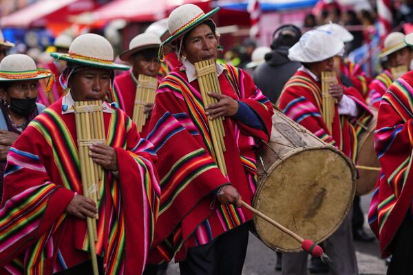 Músicos representantes del pueblo indígena aimara durante la celebración en La Paz, Bolivia. - Sputnik Mundo