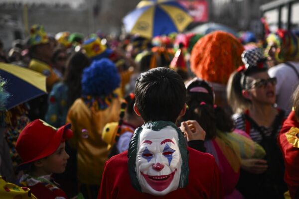 Además del carnaval tradicional, el mayor desfile de payasos del país se celebra en la localidad turística de Sesimbra, en Portugal. - Sputnik Mundo