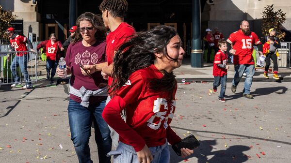 Las personas huyen después de que se produjeran disparos cerca del desfile de la victoria de los Kansas City Chiefs en el Super Bowl LVIII, el 14 de febrero de 2024, en Kansas City, Misuri  - Sputnik Mundo