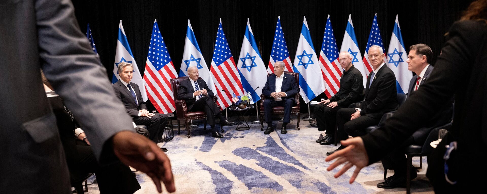 El primer ministro de Israel, Benjamin Netanyahu, y el presidente de EEUU, Joe Biden, en una reunión en Octubre de 2023 en Tel Aviv - Sputnik Mundo, 1920, 27.04.2024