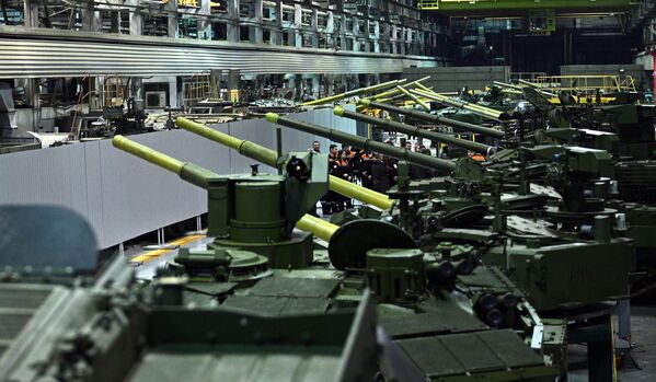 Tanques T-72 y T-90 están presentados en el taller de montaje mecánico de Uralvagonzavod. - Sputnik Mundo