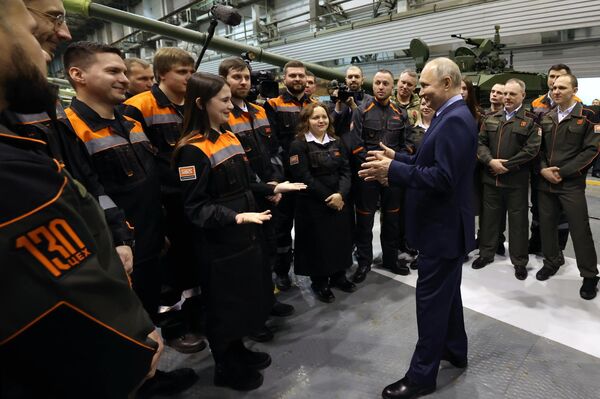 Vladímir Putin agradeció a los trabajadores de Uralvagonzavod por la producción de equipos de alta calidad utilizados en la operación militar especial y su trabajo en la zona de combate. - Sputnik Mundo