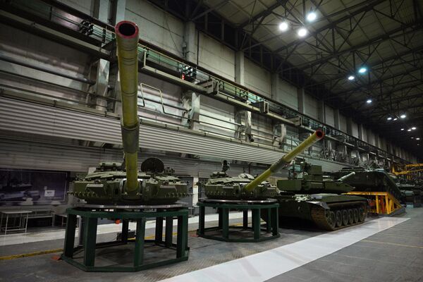 El tanque modernizado T-72B3M, el moderno T-90M Proriv (considerado el mejor tanque de la actualidad), vehículos de apoyo para tanques y otras máquinas blindadas están siendo ensambladas en la línea de montaje de Uralvagonzavod.En la foto: torretas de tanques T-90. - Sputnik Mundo