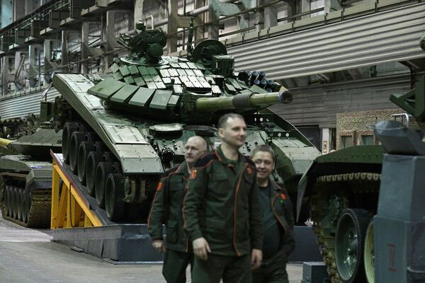A lo largo de toda la historia de la planta, sus talleres han producido más de 100.000 unidades de equipo militar. En la foto: el taller de montaje mecánico de Uralvagonzavod. - Sputnik Mundo