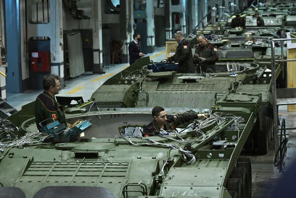 Uralvagonzavod funciona hoy en modo especial, habiendo aumentado significativamente la producción de vehículos de combate para las necesidades de las FFAA rusas. Los especialistas de la planta también viajan a la zona de operación militar especial para ayudar a los soldados a restaurar los equipos. - Sputnik Mundo