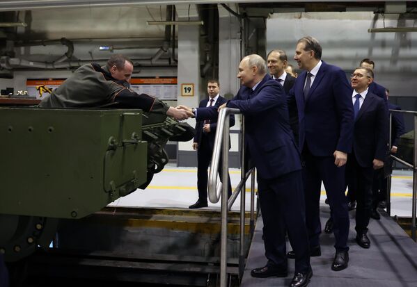La Corporación científico-industrial Uralvagonzavod de Nizhni Taguil es una de las mayores empresas de la industria de defensa del mundo y un símbolo de la construcción de tanques en Rusia. En la foto: el presidente ruso, Vladímir Putin, saluda a un obrero durante su visita a Uralvagonzavod. - Sputnik Mundo